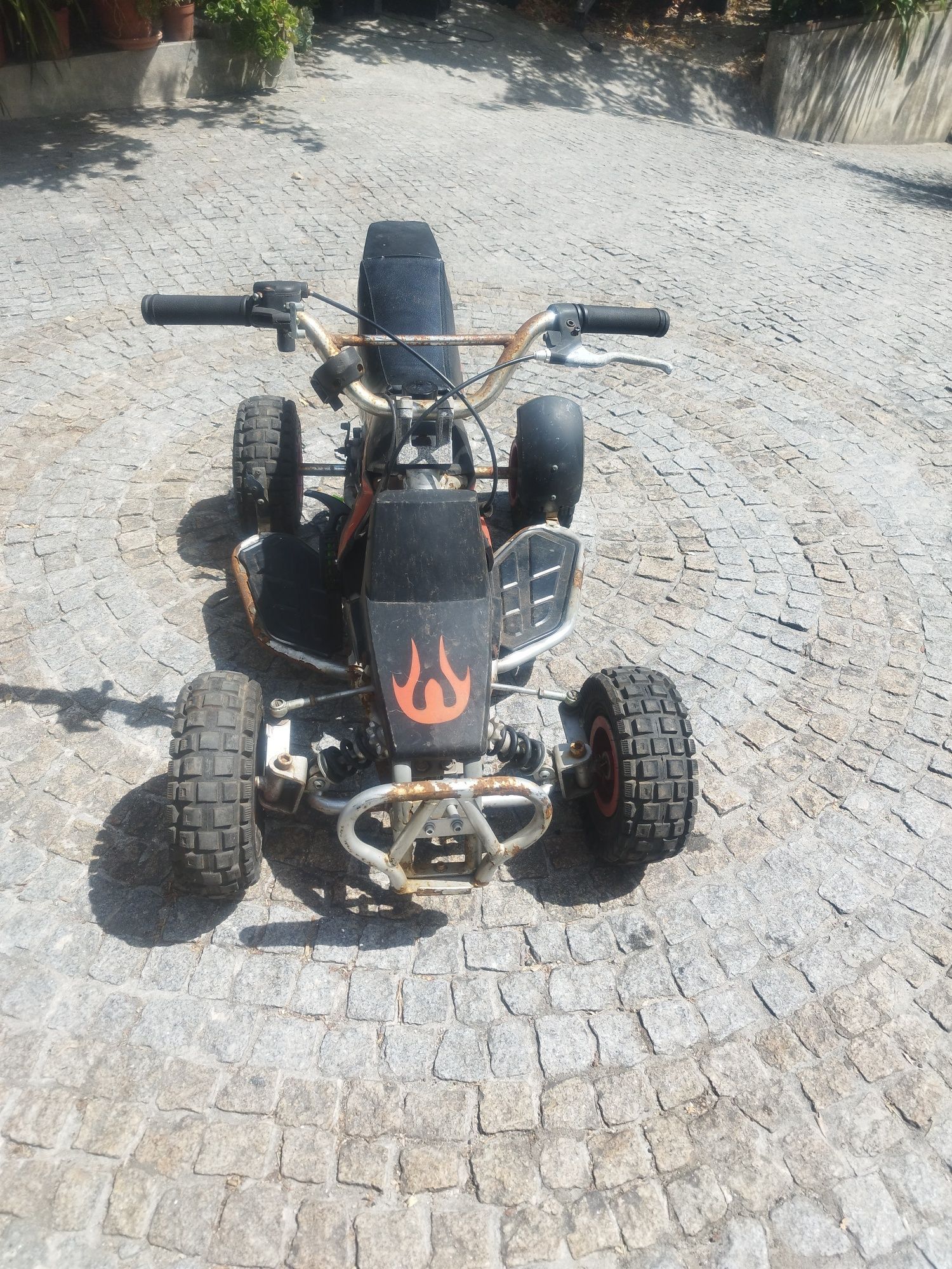Mini moto 4 a trabalhar