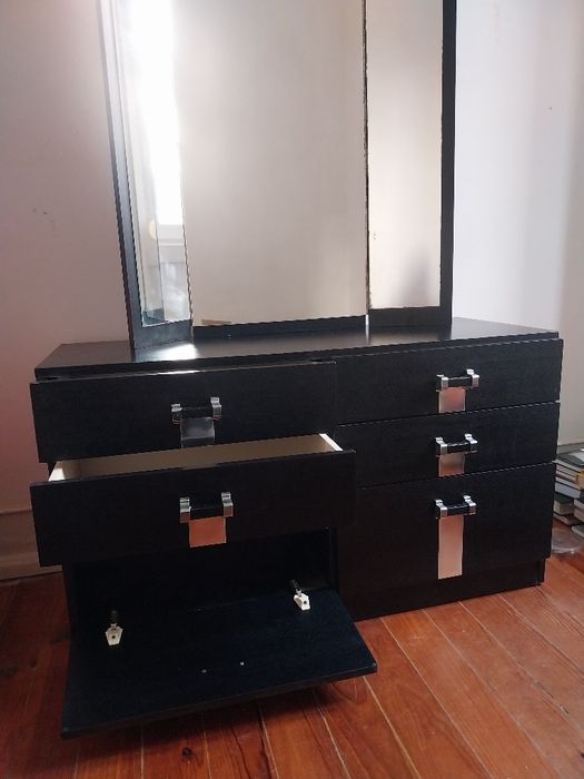 Pequeno móvel com espelho e gavetas