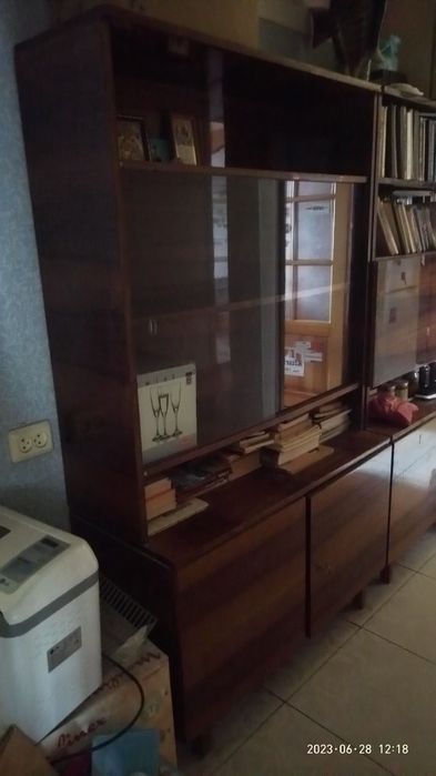 Книжкова шафа.Книжный шкаф.Дерев'яний(не дсп),полірований під склом.Ру