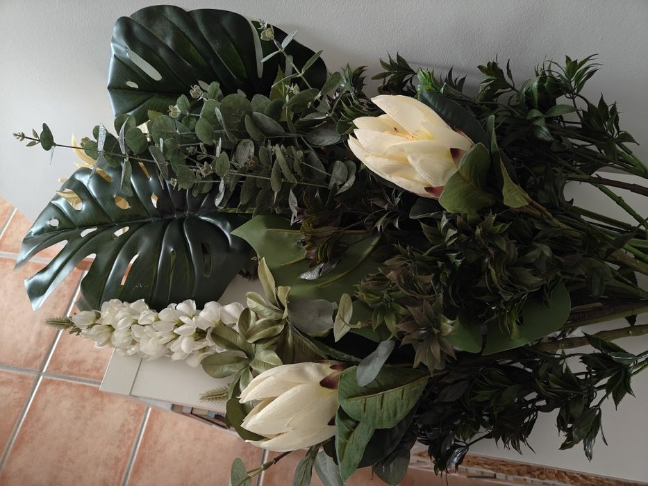 Várias flores artificiais verdes e brancas