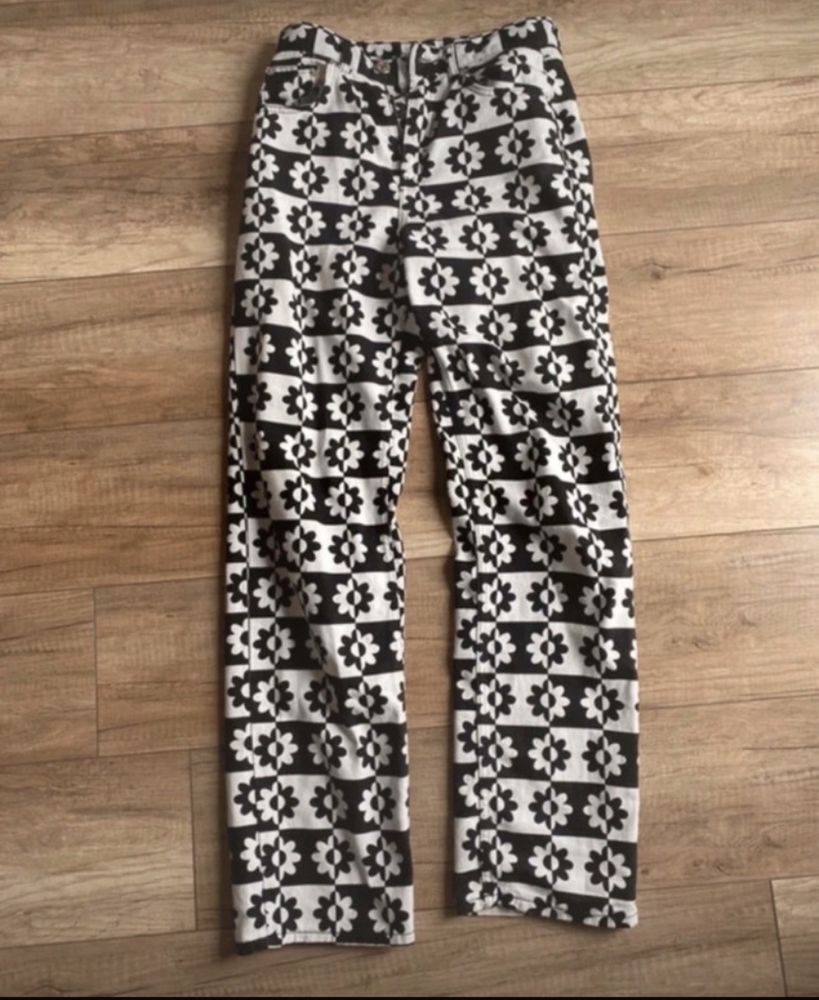 Spodnie jeansy w kwiaty szeroka nogawka Pull&Bear