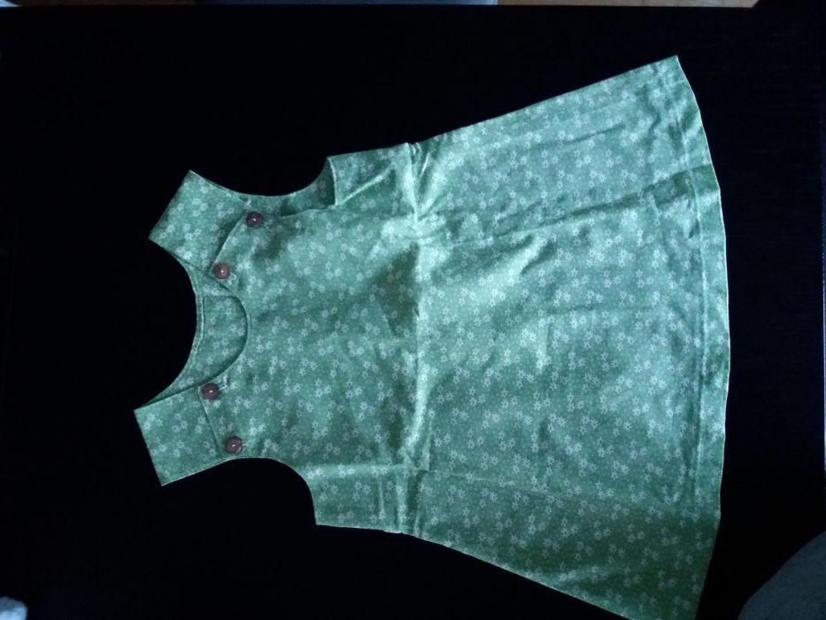 2 vestidos de verão para criança costurado à máquina