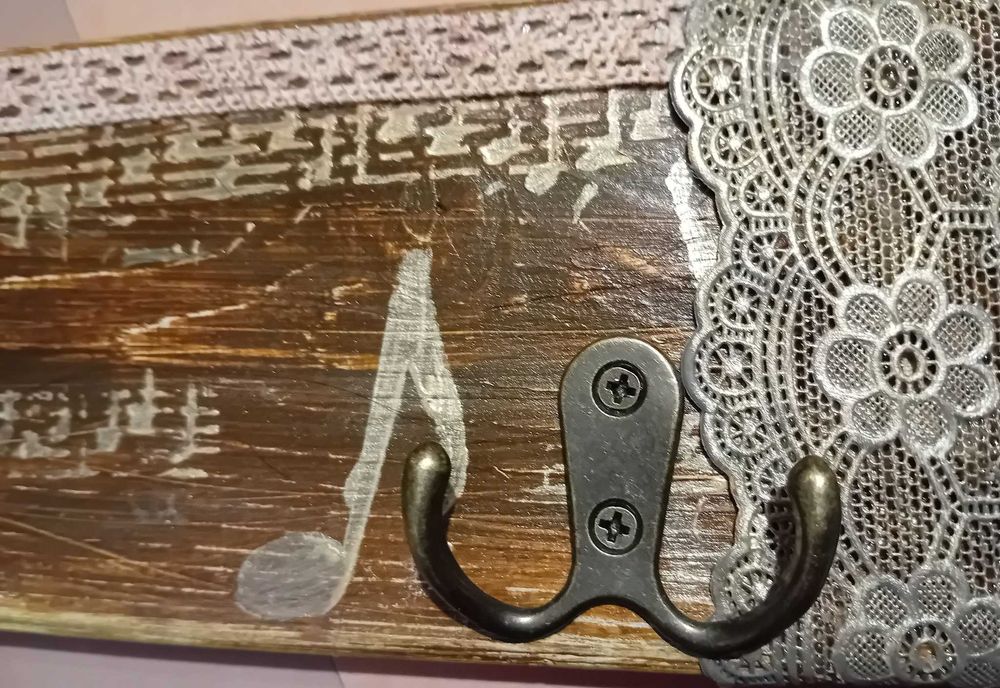 Wieszak drewniany z 3 podwójnymi wieszakami.  39 cm.