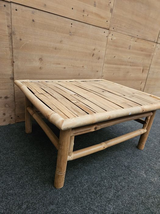 Mały niski stolik bambusowy