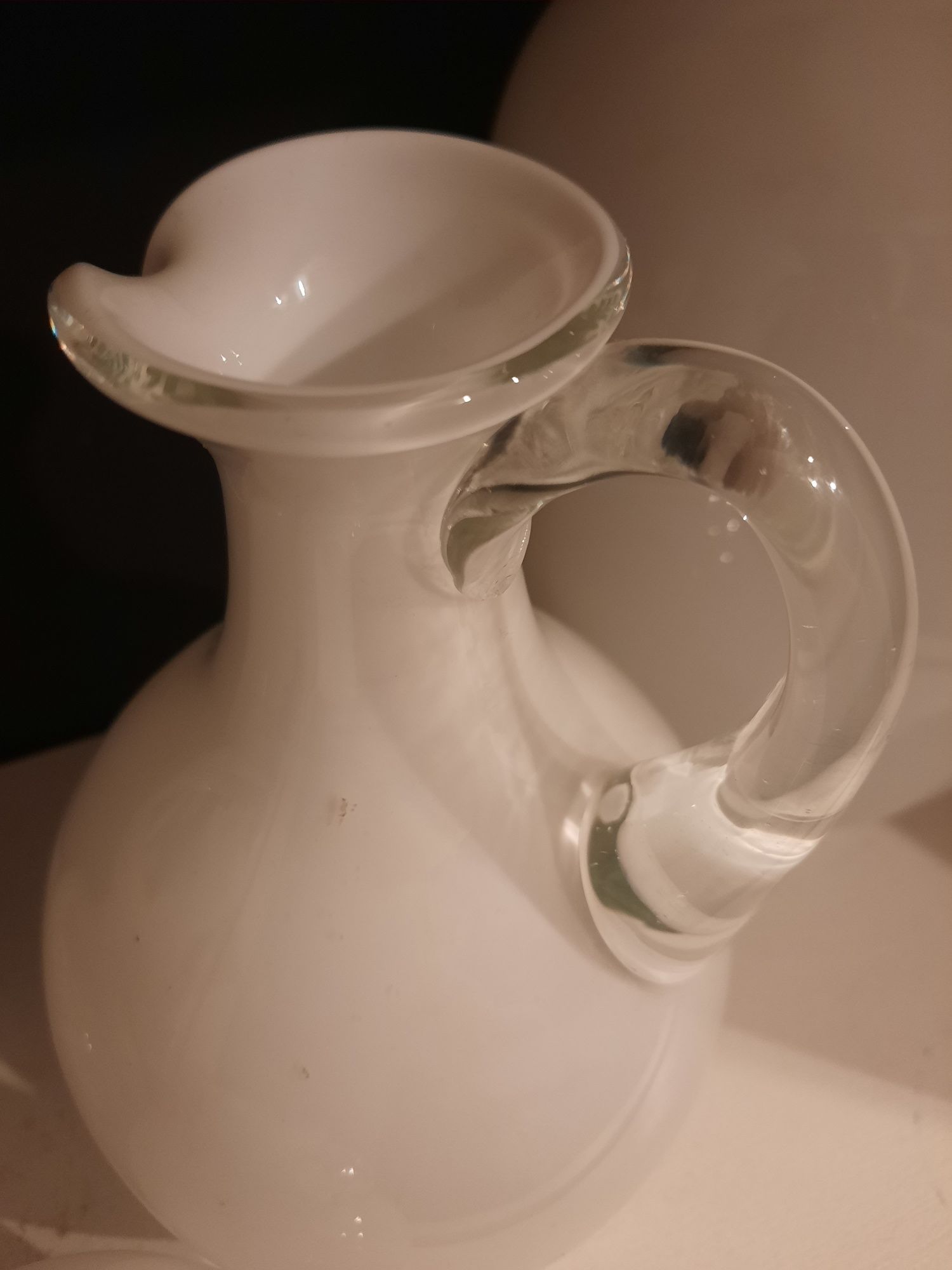 Zestaw wazonów z białego szkła