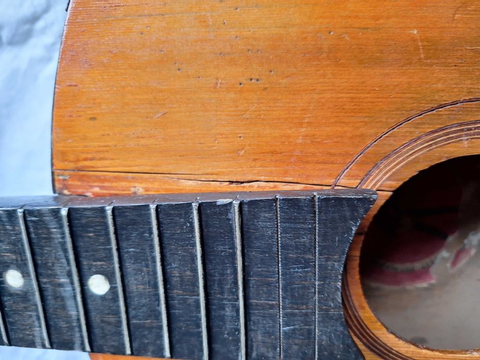 Гитара под восстановление.