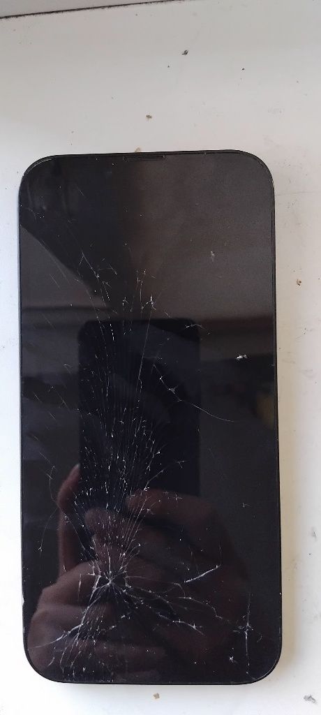 IPhone 13 uszkodzony 
Rozbity ekran i problem z naładowaniem baterii
T