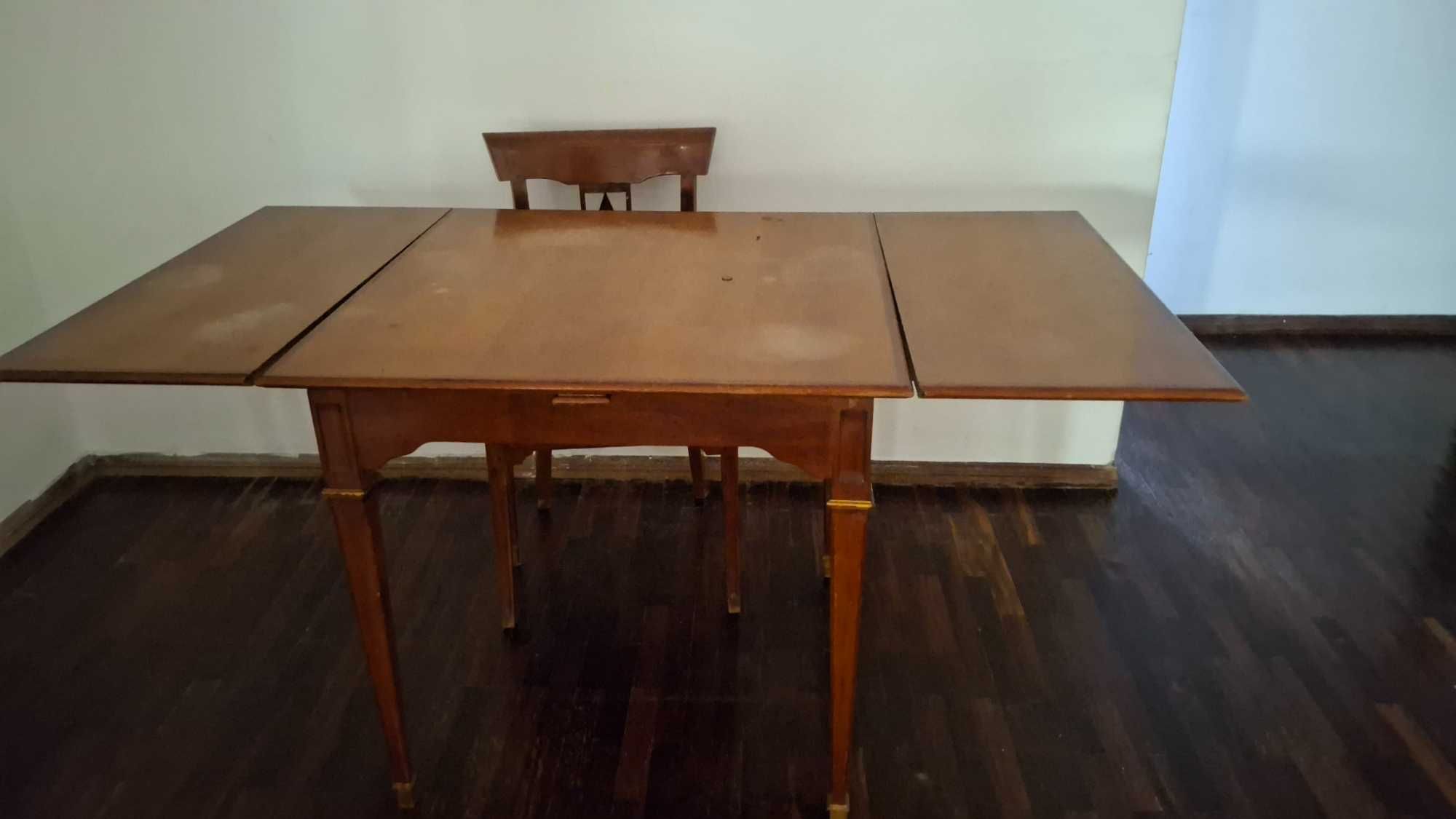 Mesa antiga de sala