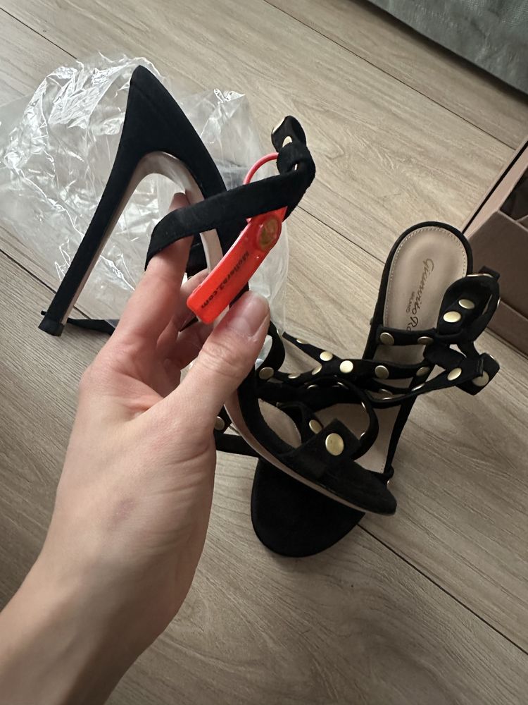 Sandalki wiazane Gianvito Rossi zamsz
