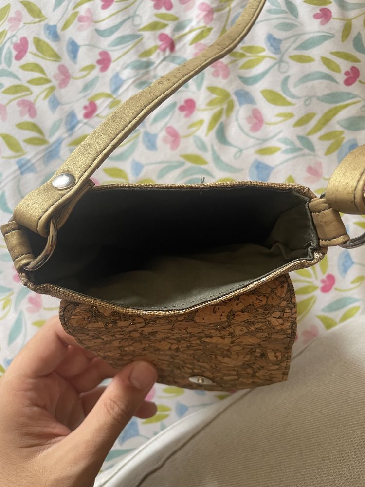 Bolsa de cortiça e tecido tiracolo