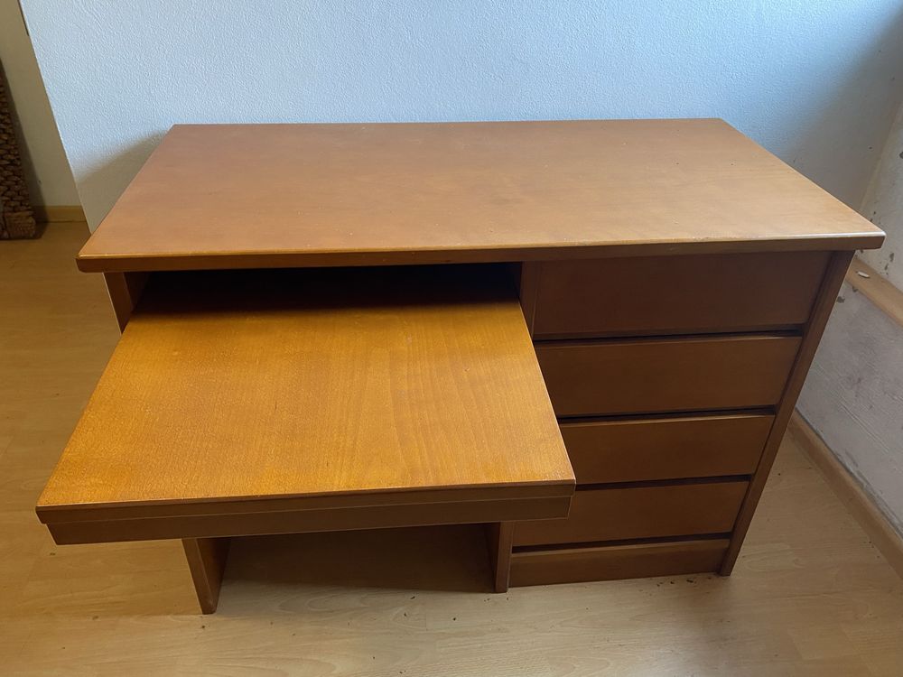 Secretaria com cadeira
