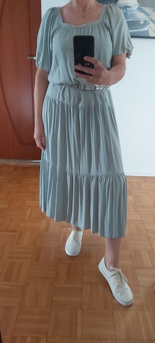 Sukienka mietowa z bufiastymi rekawami