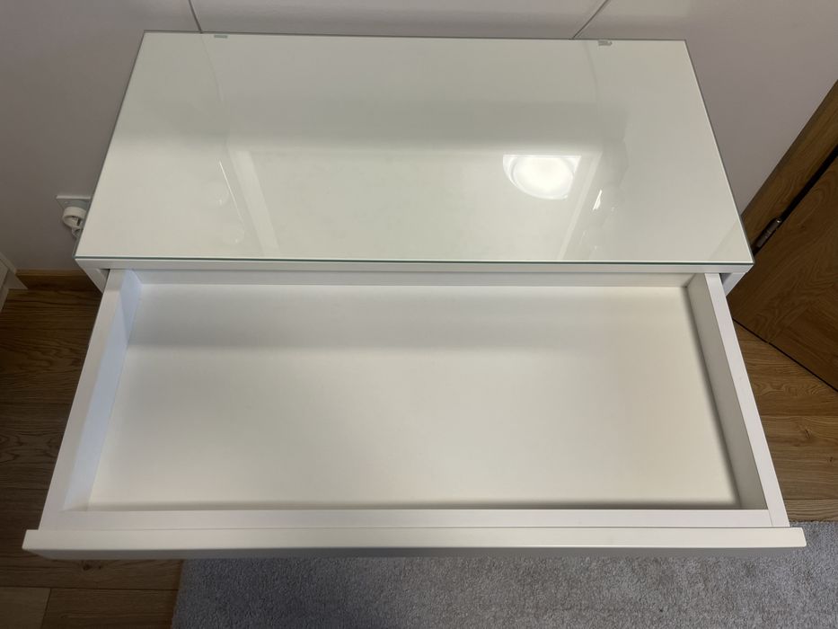 toaletka z lustrem i oświetleniem