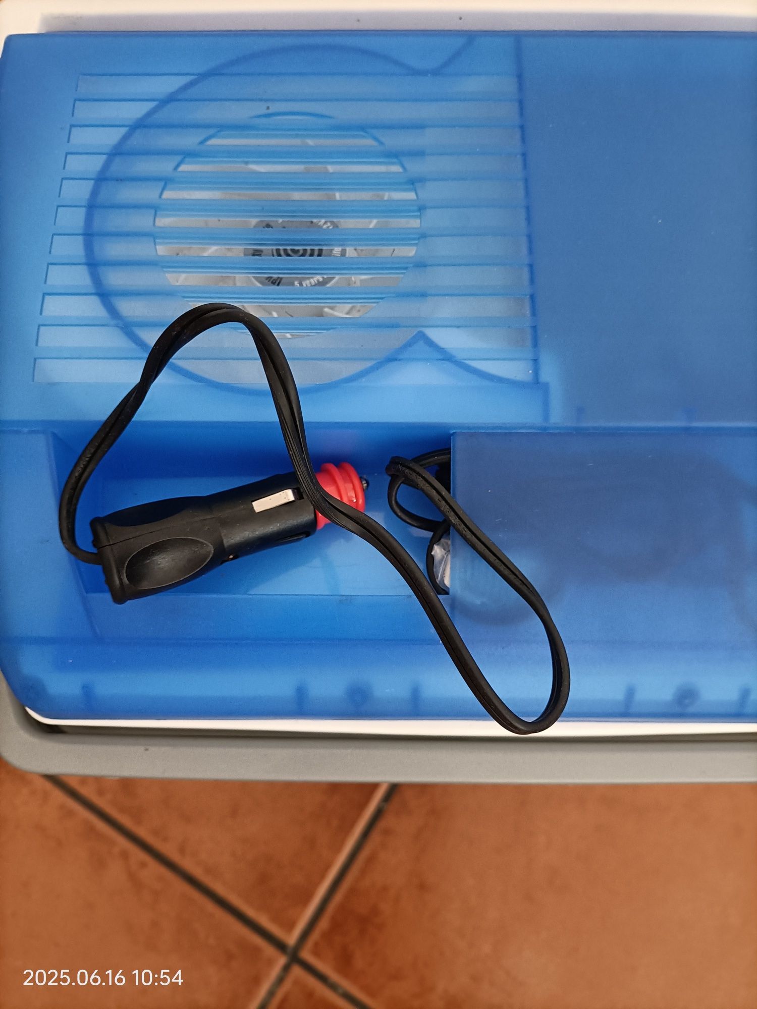 Vendo geladeira com ligação ao isqueiro do carro