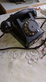 Stary telefon z bakelitu czarny