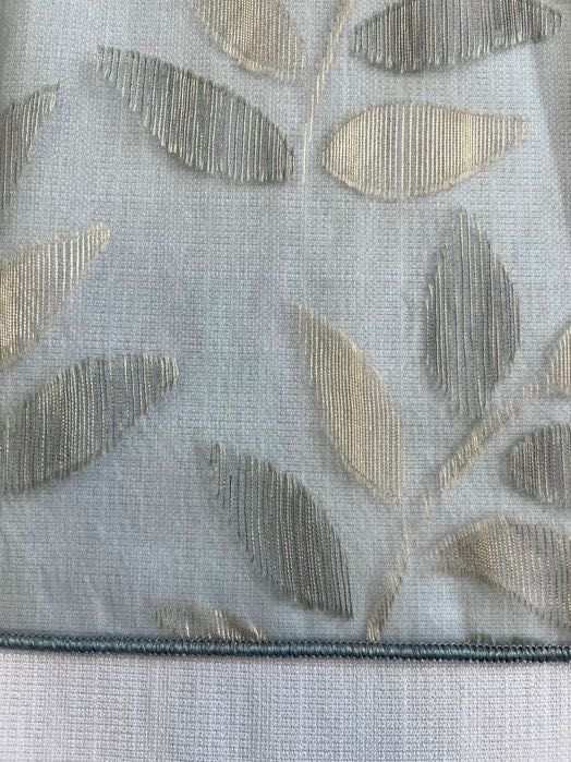 Firana/tkanina organza w niebieskim kolorze ze wzorem liści