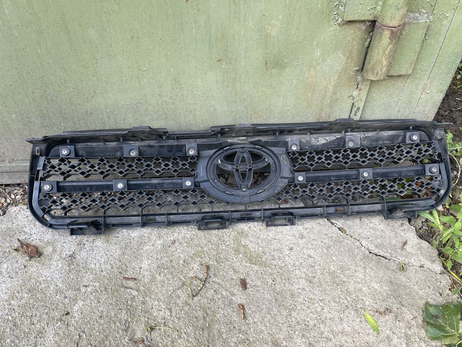 Решетка радиатора Toyota Rav 4