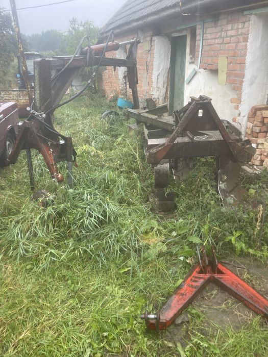 Продам трактор з навесним плуг лівосторонній