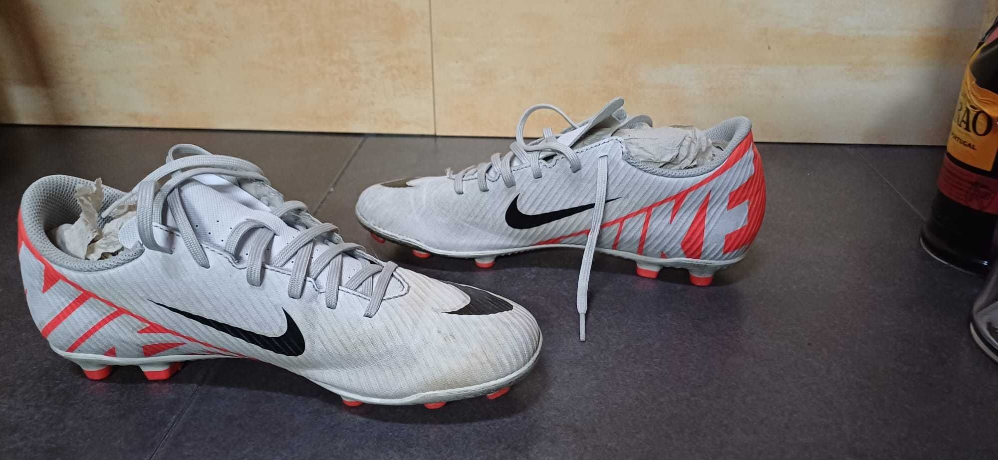 Chuteiras Nike "Mercurial"  tamanho 40