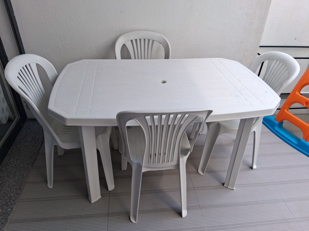 Mesa e cadeira em resina