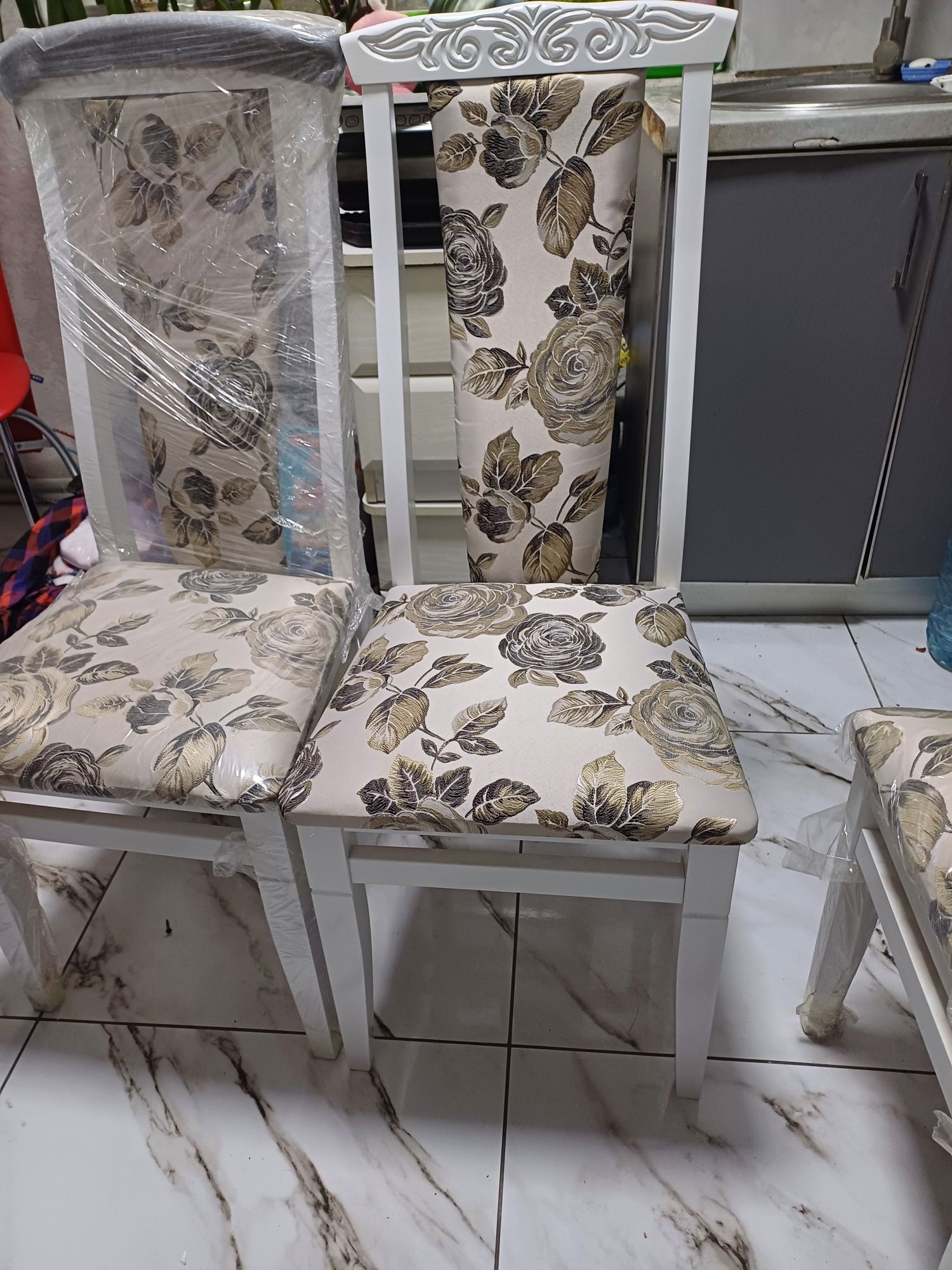 Продам комплект с  4 стульев.