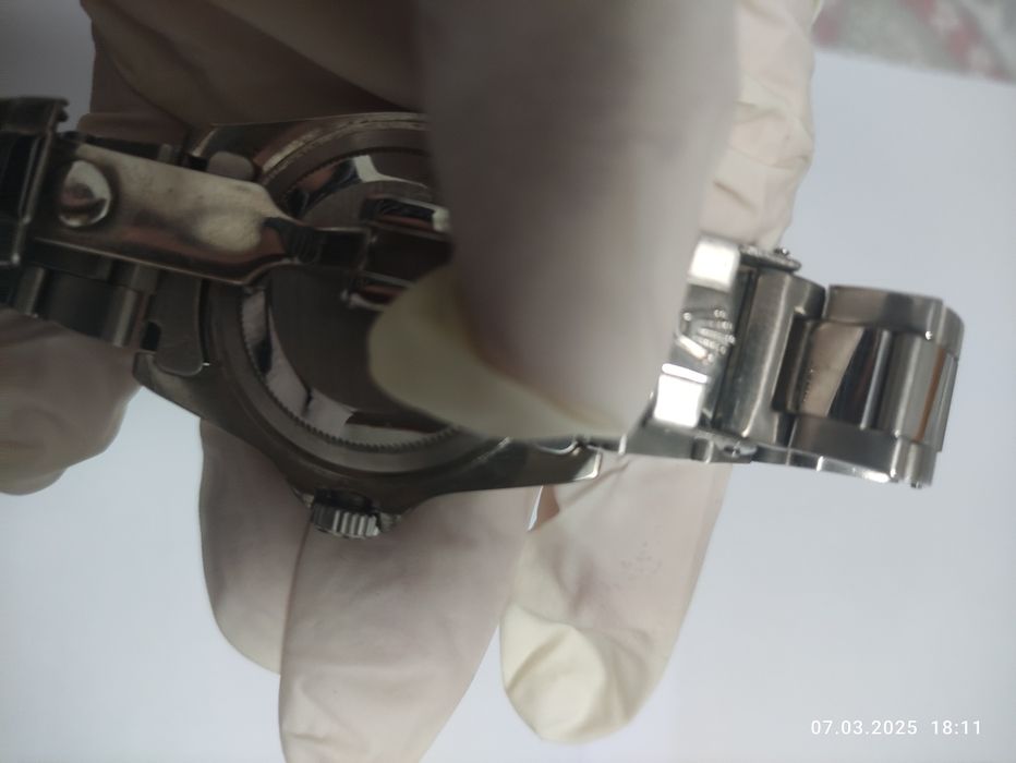 Годинник Rolex Submariner 
аналоговим циферблатом, в дуже гарному ста