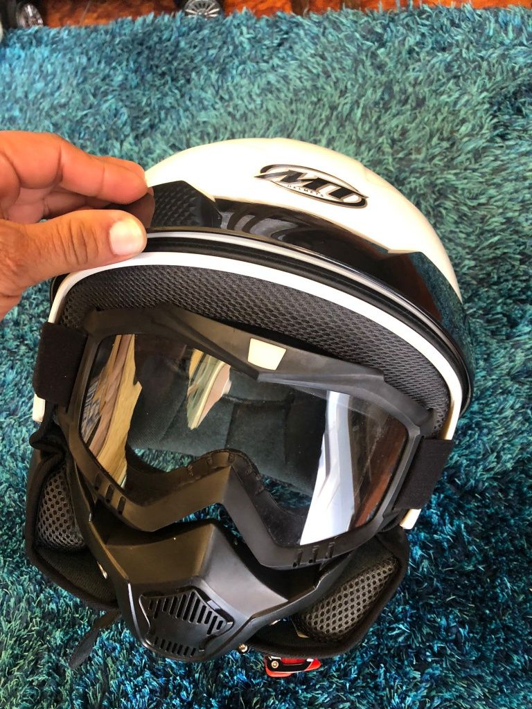 Capacete branco com Vizeira completa