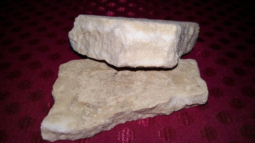 Kamienie naturalne morskie lub z Etny i Wezuwiusza oraz solne i inne.