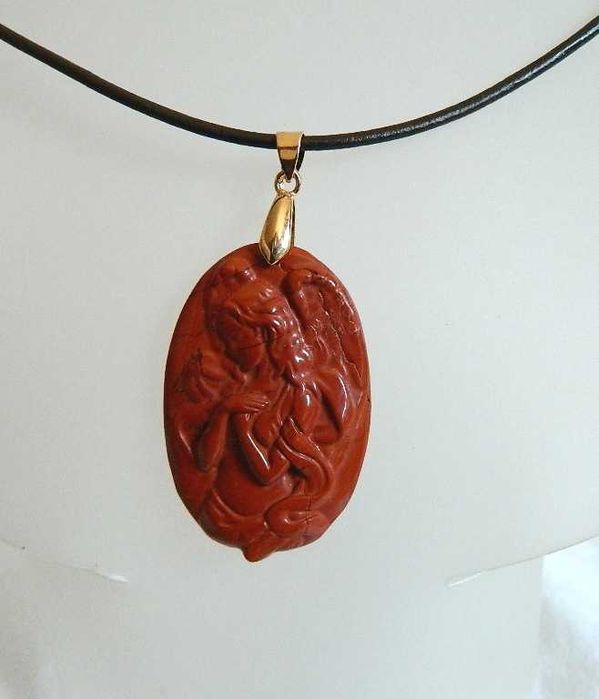 Antystresowy czerwony jaspis mokait, płaskorzeźba Anioł, wisior