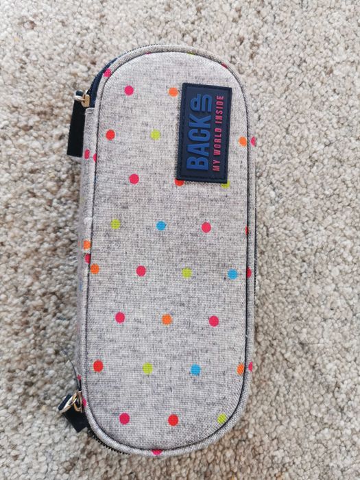 Piórnik szkolny w kropki