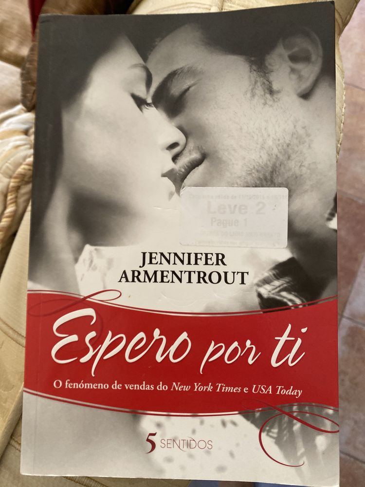 Vendo livro “Espero por ti”