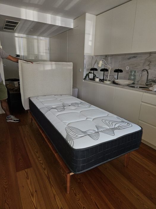 Cama de solteiro de nogueira nova em folha!