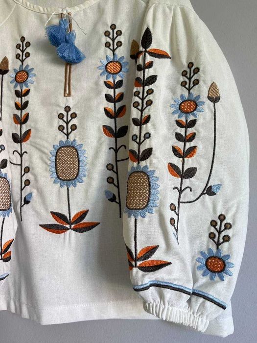 Дитячі вишиванки для дівчинки молочна блуза з довгим рукавом в школу