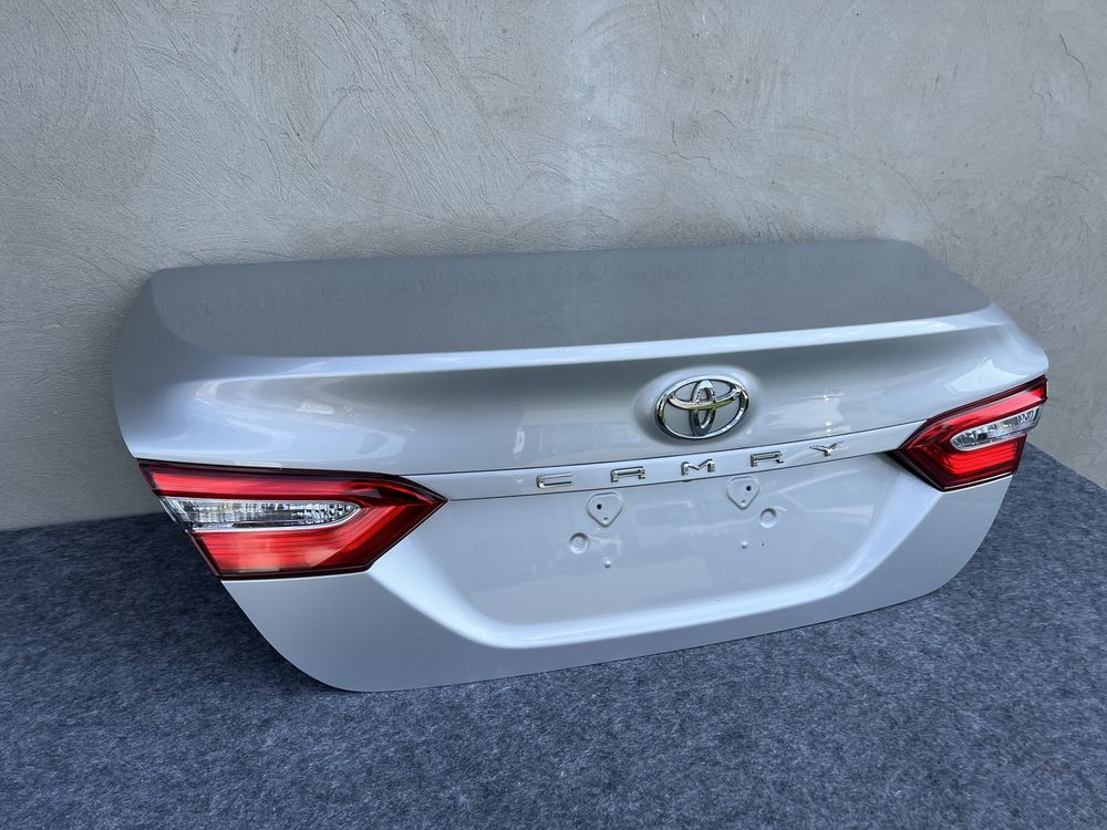 Ляда кришка багажника кляпа Camry v70 кемрі 70 сіра кришка багажника