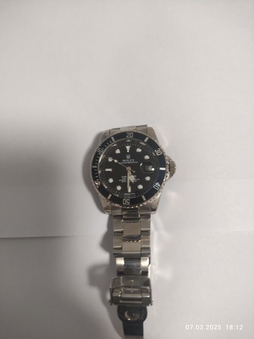 Годинник Rolex Submariner 
аналоговим циферблатом, в дуже гарному ста