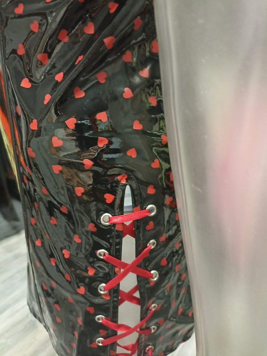 Hitowa sukienka latexowa.