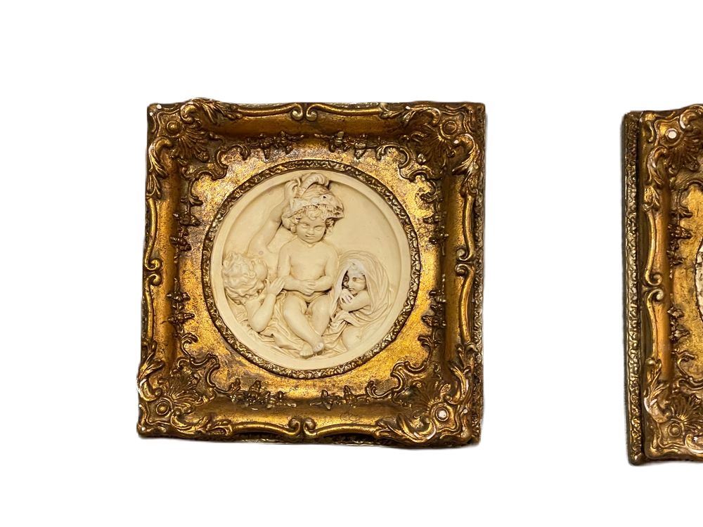 Par de placa de querubins esculpida