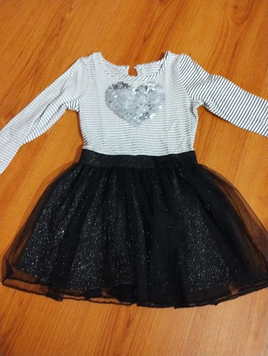 Vários vestidos de menina, tamanho 4 anos.