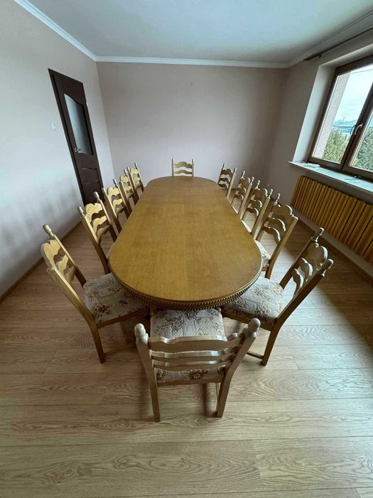 Rozkładany stół z krzesłami i komodą