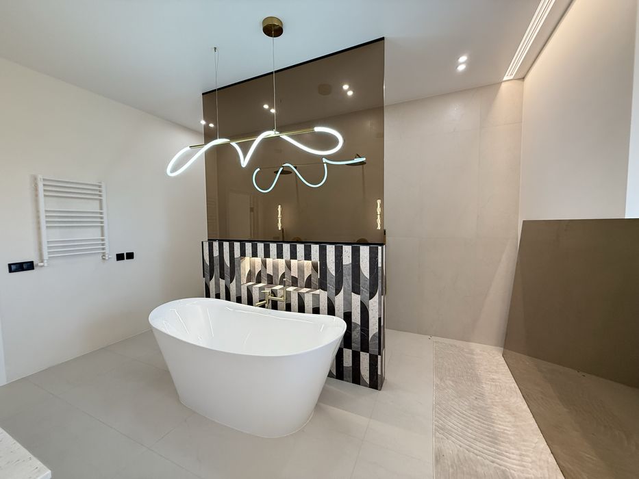 Продам сучасний будинок у передмісті. Ніхто не проживав