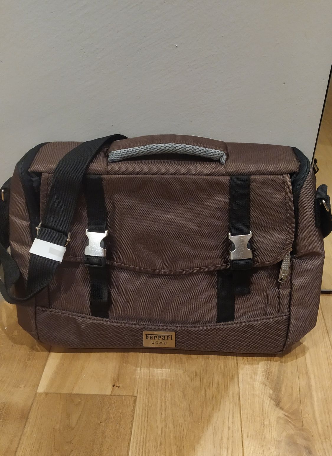 Nowa torba na laptopa FERRARI Uomo. Brązowa tekstylna.