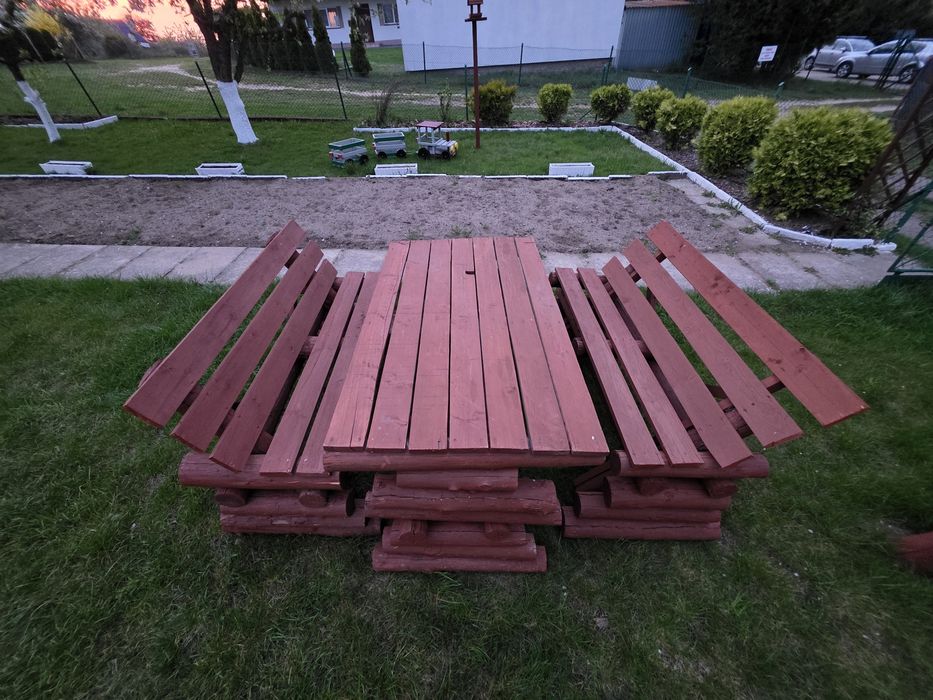 Komplet drewniany ławki i stół.