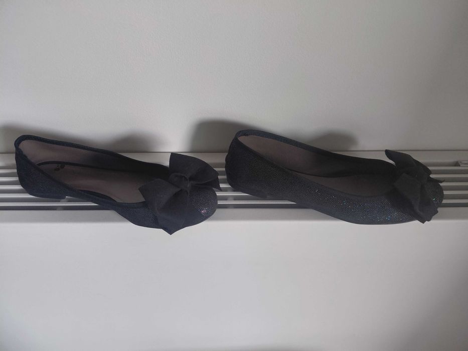 Sapatos rasos pretos abrilhantados elegantes