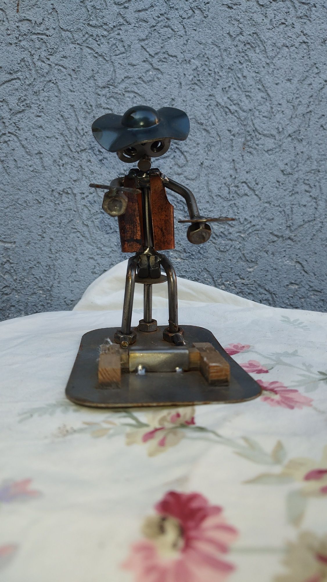 Metalowa figurka malarza. Metaloplastyka