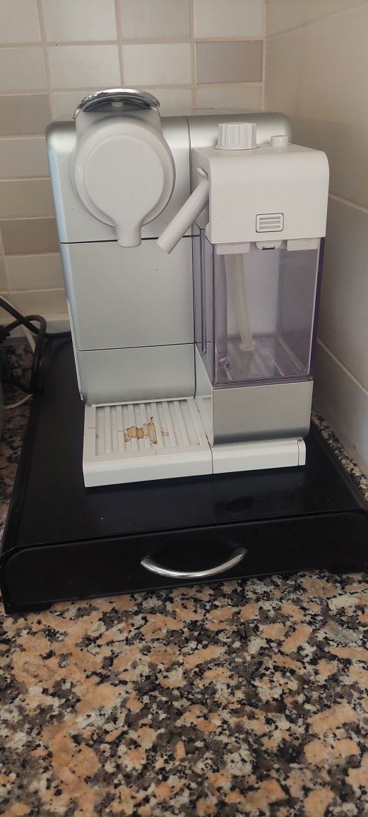 Maquina nespresso latissima