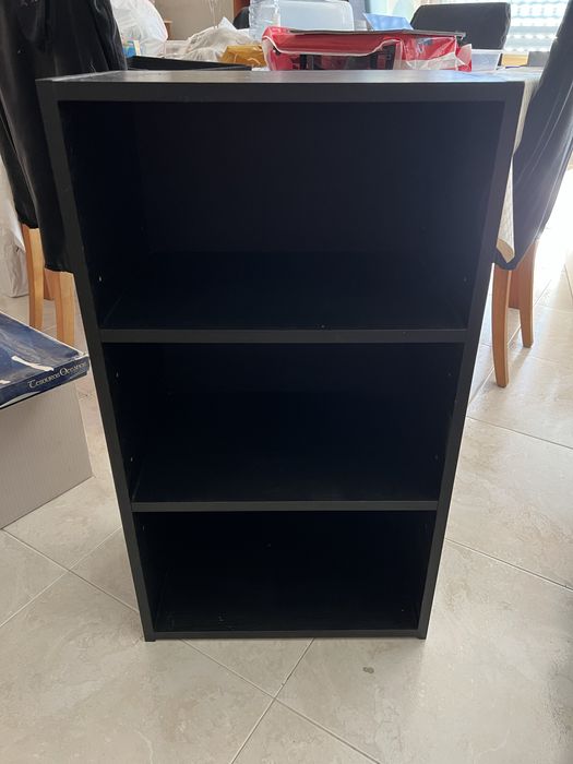 Movel preto com prateleiras