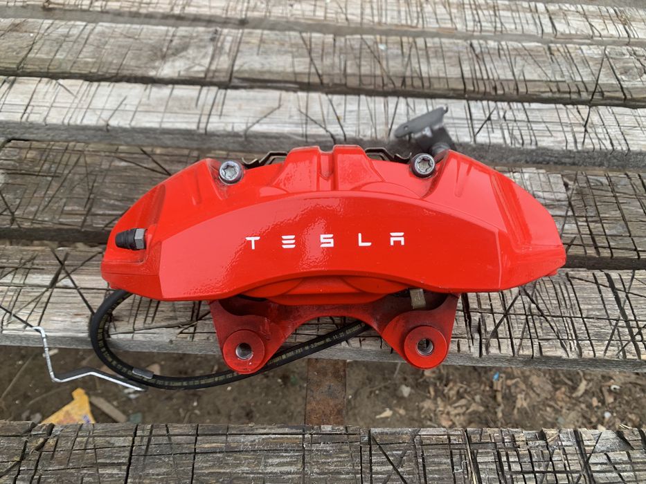 Tesla Model Y Performance передний левый тормозной суппортв  оригинал