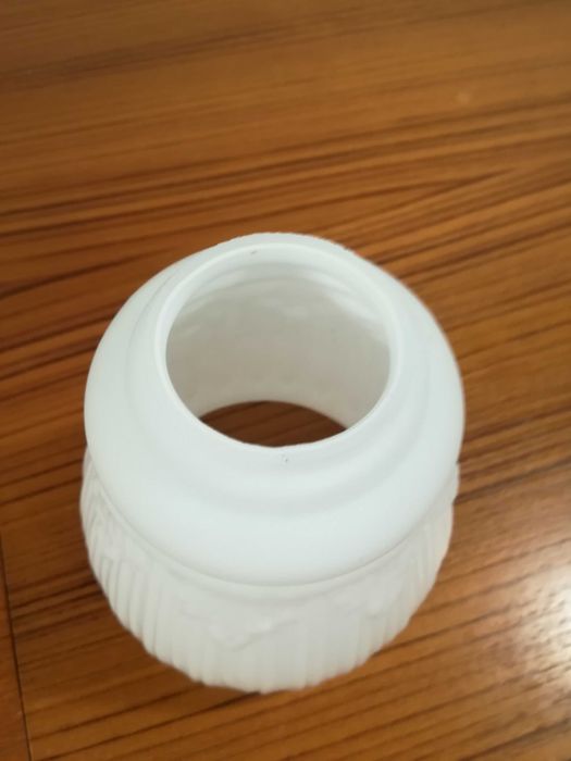 Klosz szklany do żyrandola, kinkietów mlecznobiały PRL Vintage