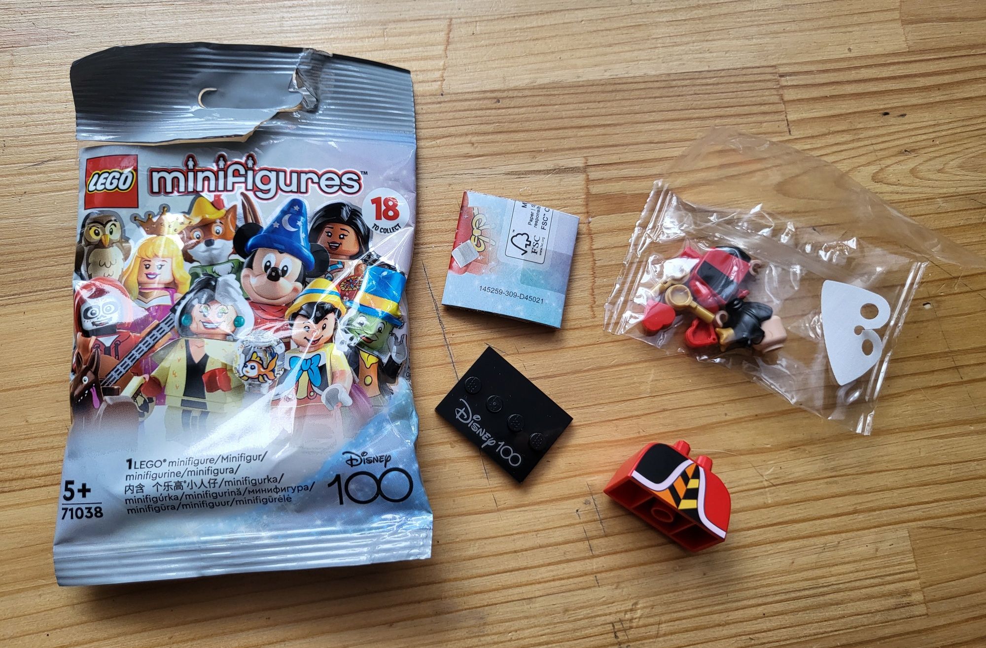 LEGO Minifigures Disney - Królowa Kier 71038