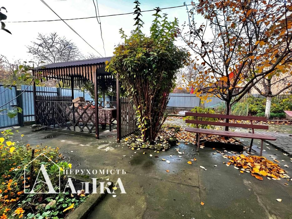Продам частину будинку з власним двором